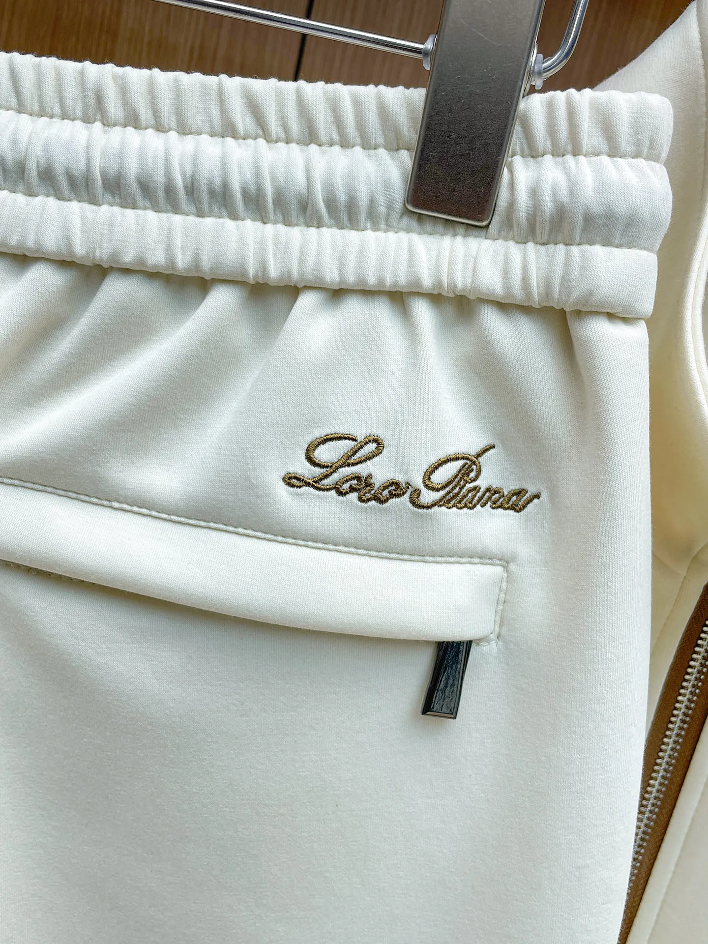 LP New Arrival counter Same Style casual suit, Breathable, comfortable and casual! Full of high-end feel! The details are exquisite and high-end, and the workmanship is impeccable! The original Premium fabric is very high-end! The fabric is crisp and anti-wrinkle Wear-Resistant, warm, neat and stylish. Everyone must buy a set this autumn and winter. They must look cool and cool when wearing them. We especially recommend Sizes M-3XL